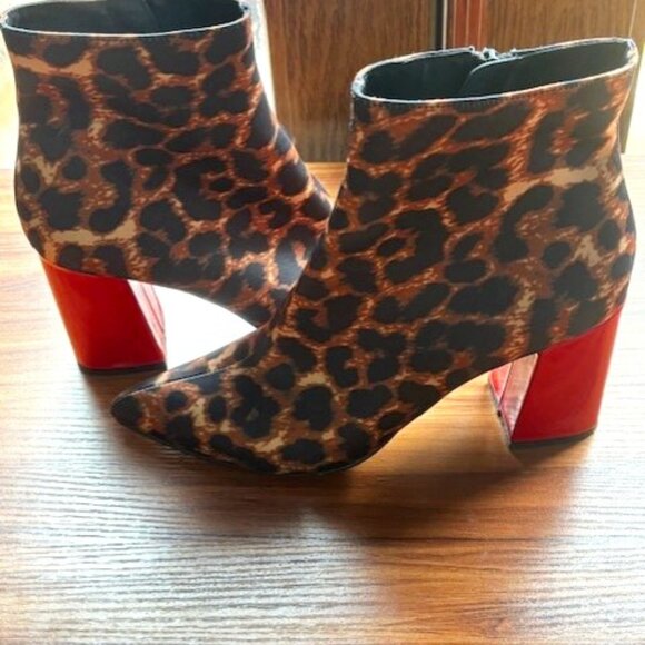 Betsey Johnson Black Red Kassie Leopard Ankle Boots 8.5M Chunky Heel Point Toe - Picture 1 of 10